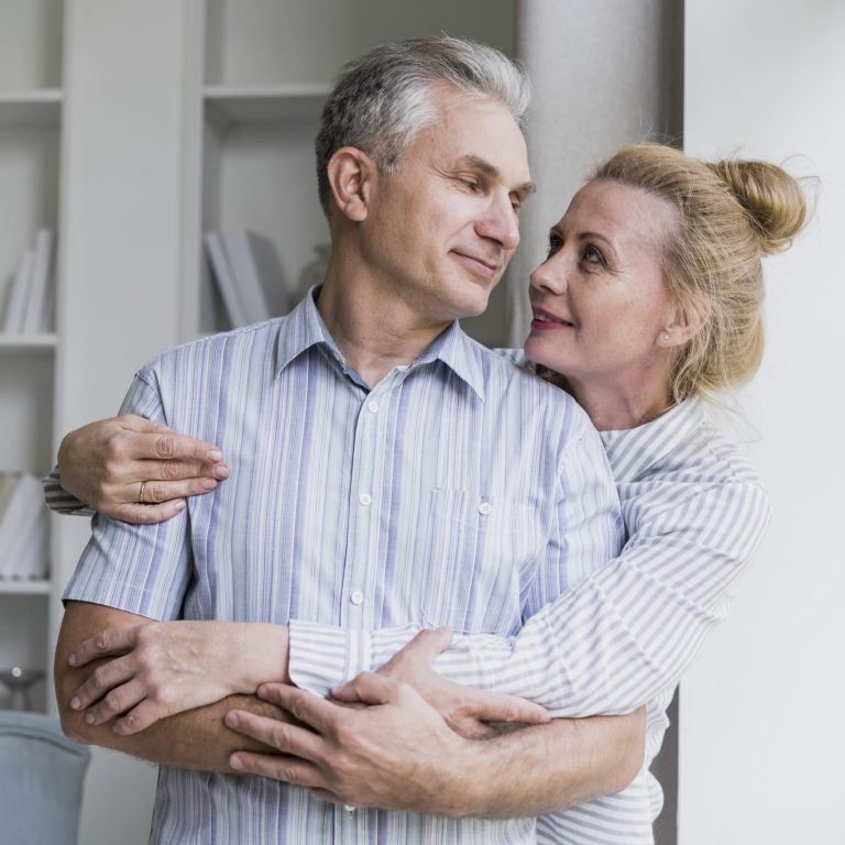 casal-de-idosos-abraçando-se